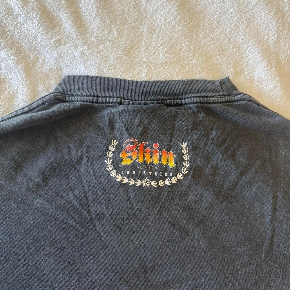 Y2K vintage Skin Industries black graphic short sleeve tee skater grunge emo - Picture 6 of 6